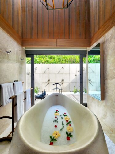 Beach Villa with Pool - Bathtub